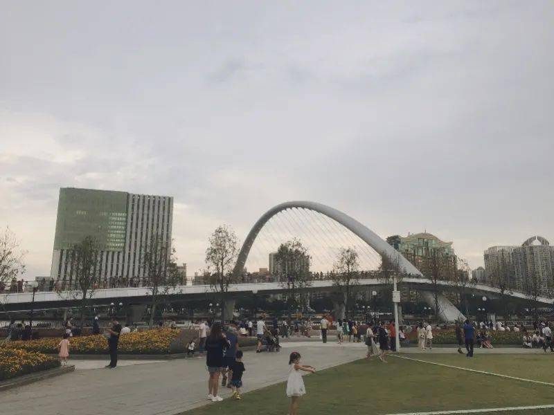 人人人人人!广州网红桥【海心桥】人气爆棚,广州市旅游出租别克商务车包天费用_广州租车包车用车 首选广州现达租车公司