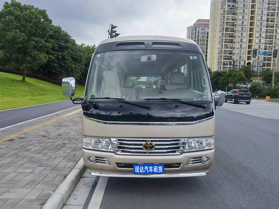 广州客户接待出租14人座豪华丰田考斯特商务中巴配带司机包车_广州租车用车 首选现达汽车租赁公司