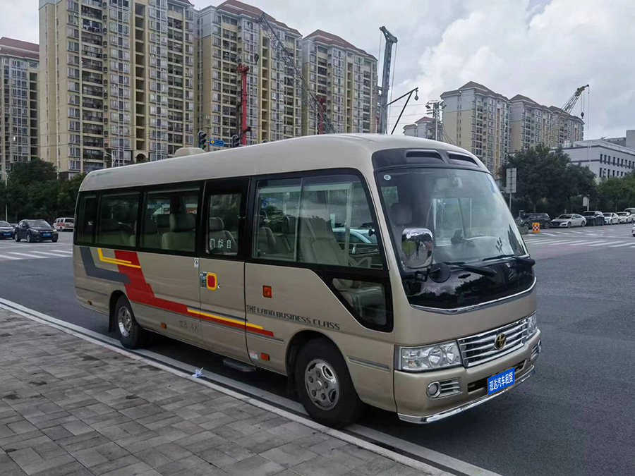 广州客户接待出租14人座豪华丰田考斯特商务中巴配带司机包车_广州租车用车 首选现达汽车租赁公司