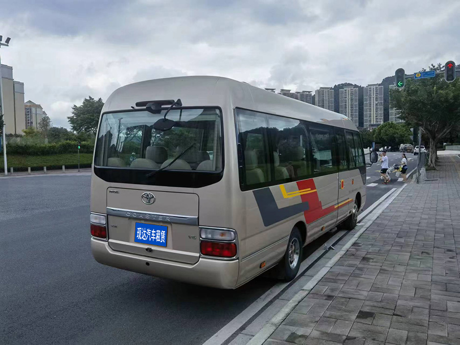 广州客户接待出租14人座豪华丰田考斯特商务中巴配带司机包车_广州租车用车 首选现达汽车租赁公司