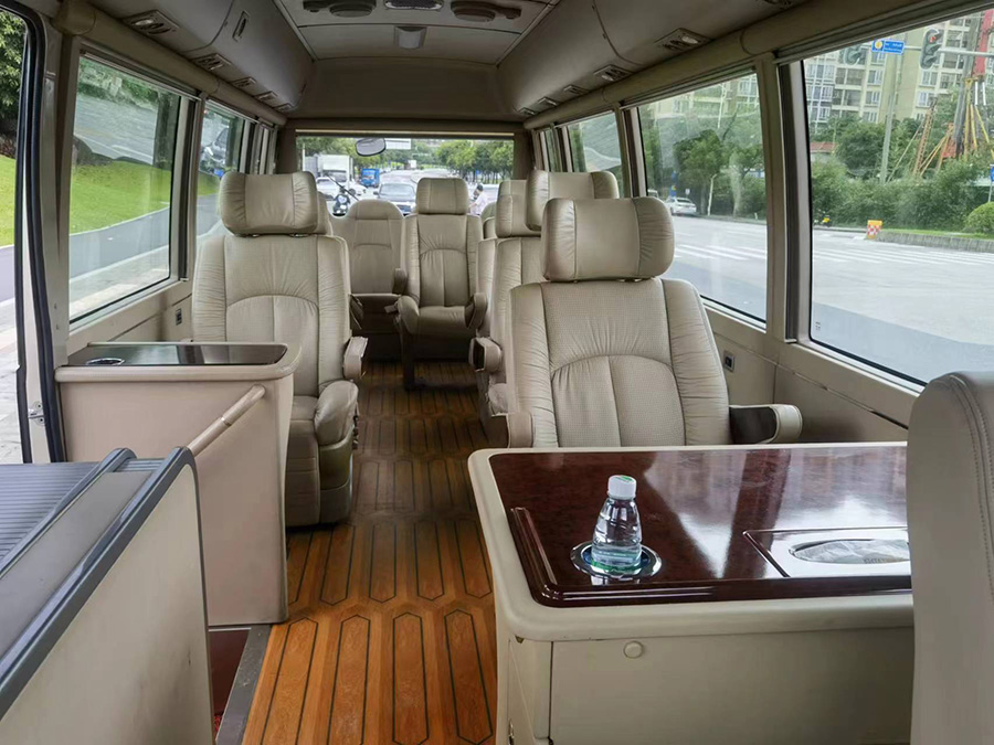 广州客户接待出租14人座豪华丰田考斯特商务中巴配带司机包车_广州租车用车 首选现达汽车租赁公司