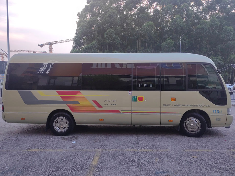 广州哪里有10人座丰田考斯特豪华商务中巴车配带司机出租_广州租车包车 首选现达汽车租赁公司