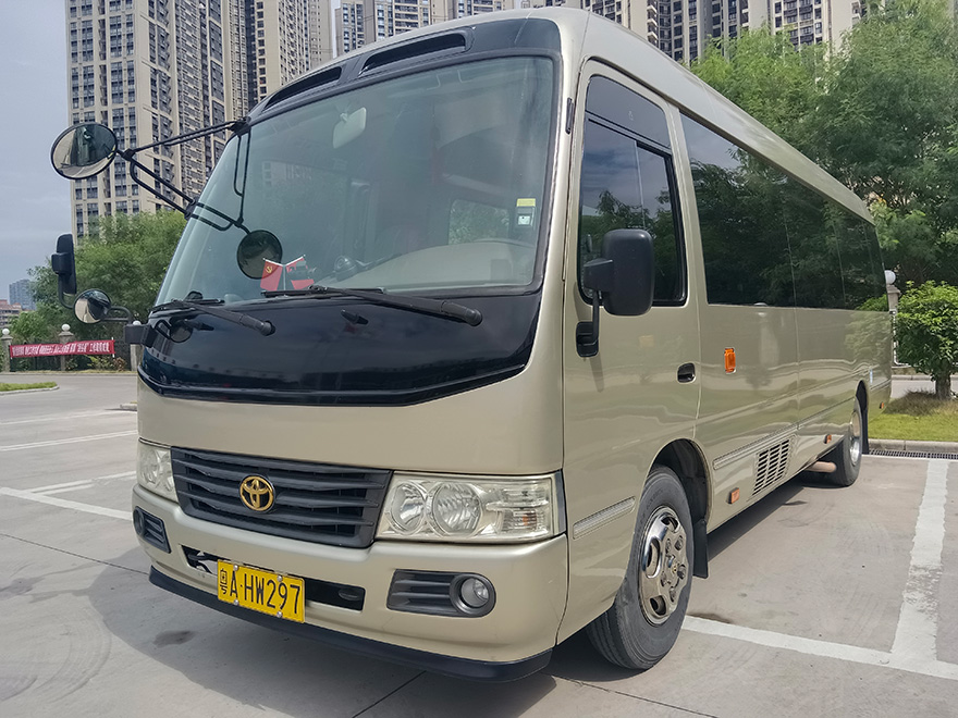 广东广州市区商务接待配带司机出租豪华丰田考斯特中巴车(16座)_广州租车包车用车 首选广州现达汽车租赁公司
