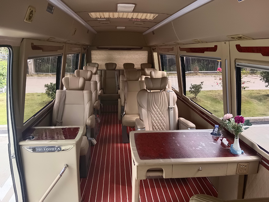 广东广州市区商务接待配带司机出租豪华丰田考斯特中巴车(16座)_广州租车包车用车 首选广州现达汽车租赁公司