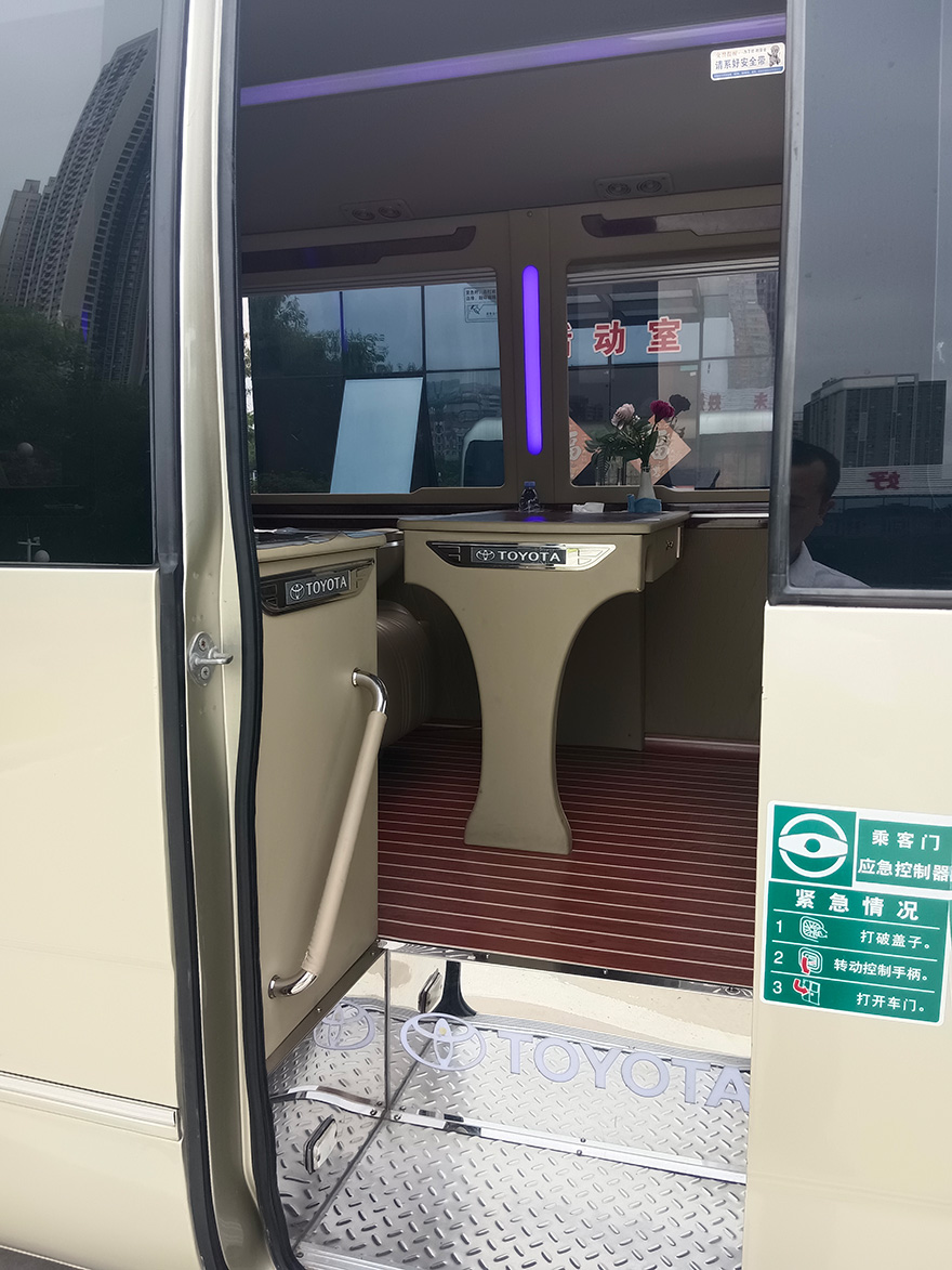 广东广州市区商务接待配带司机出租豪华丰田考斯特中巴车(16座)_广州租车包车用车 首选广州现达汽车租赁公司